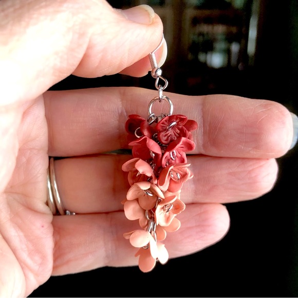 Handmade flower cluster earrings - Picture 3 of 3